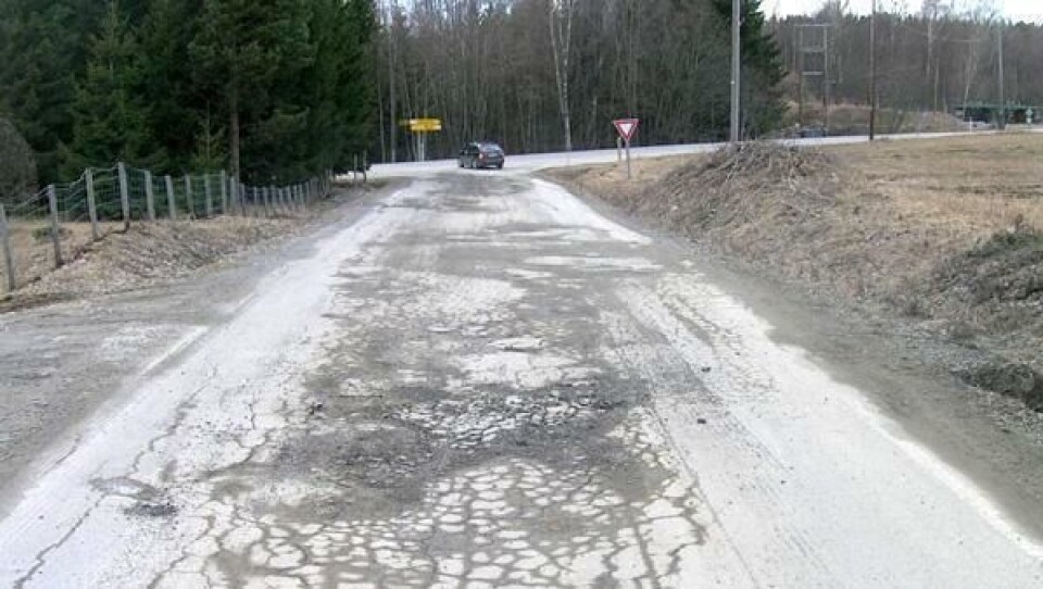 Regjeringen lover å minske etterslepet på vedlikeholdet på fylkesveiene.