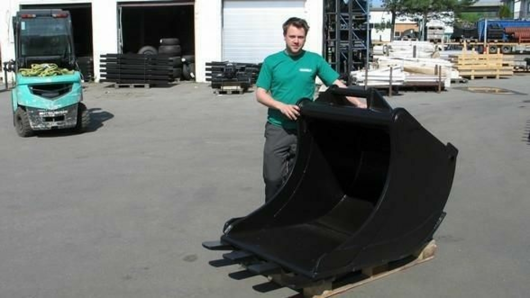 Carl Ove Foss viser en 750-liters Globus-skuffe, en størrelse det går mye av.