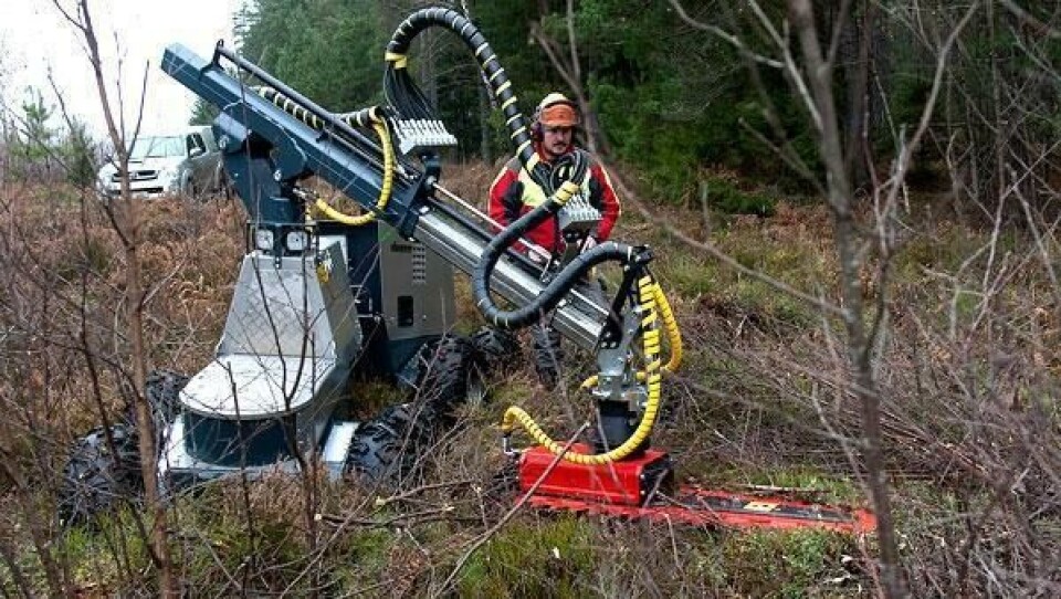 Jan Dagmann med sin vesle Forest Ebeaver utstyrt med aggregat for skogrydding på bløt mark.