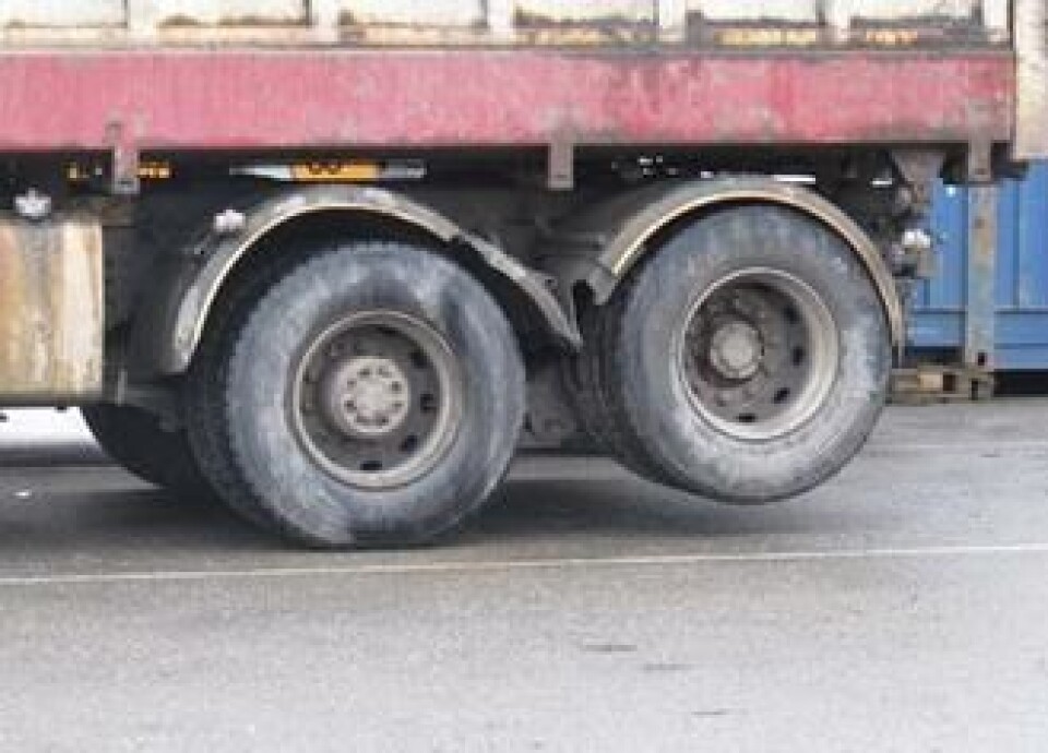 Boggi med nordisk akselløft. Hvis boggilasten er 18 tonn og akselen løftes, vil all last komme på drivakselen pluss noe som overføres fra foraksel. Drivakselen får altså en aksellast på over 18 tonn, mens tillatt aksellast på en drivaksel er 11,5 tonn.