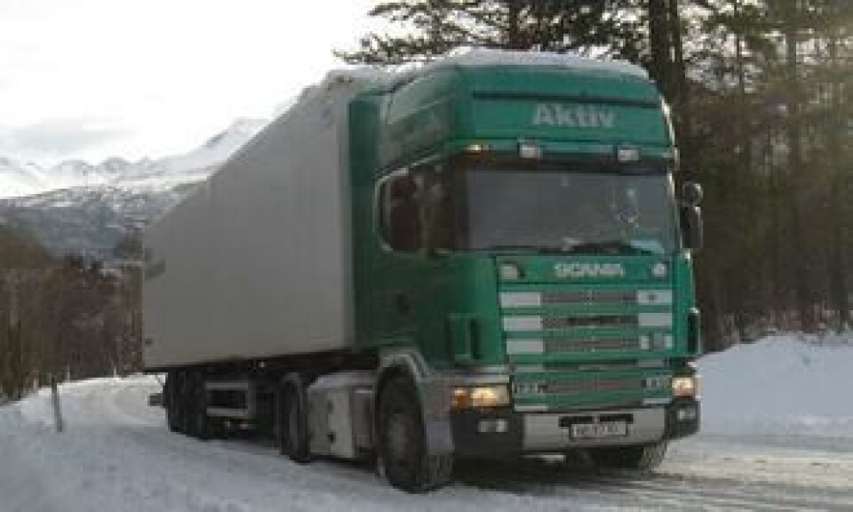 Typisk problem-kombinasjon på norske vinterveier, toakslet trekkvogn med treakslet semitrailer. Det hjelper noe hvis man kan løfte fremre aksel på trippelboggien og dermed overføre noe vekt til drivakselen. (Foto fra SINTEF-rapport)
