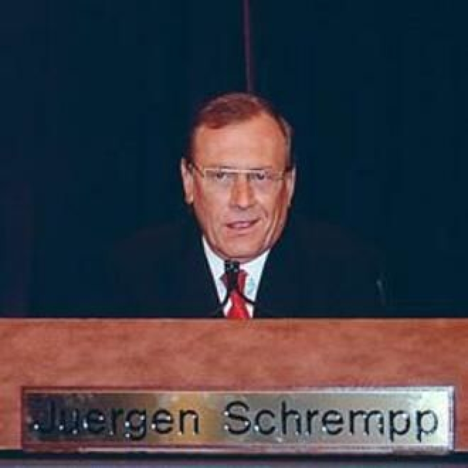 For Daimler-Benz AG ble Euclid en maskin som ikke passet inn i bilprodusentens filosofi, og etter kort tids eie var det dagens konsernsjef, Jüergen Schrempp, som fikk i oppdrag å selge Euclid. Etter to år fant han løsningen. Euclid gikk til Clark Equipment Company.