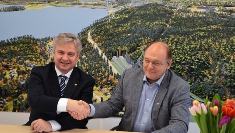 Konserndirektør i Skanska, Steinar Myhre og regionvegsjef i Statens vegvesen Region sør, Kjell Inge Davik signerer kontrakten om bygging av E18 Bommestad-Sky i Larvik.