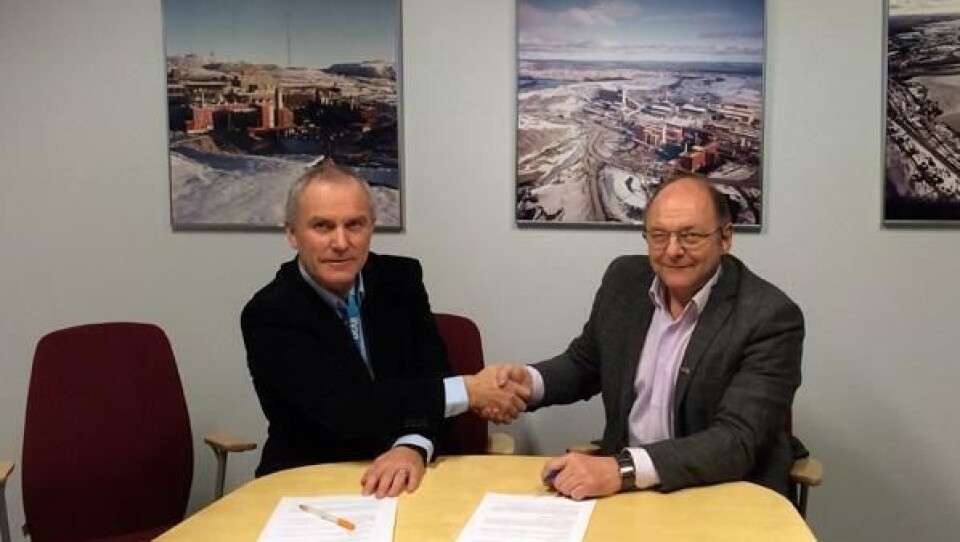 Prosjektsjef Bjørnar Bendiksen i LKAB (t.v.) og konserndirektør Steinar Myhre i Skanska Norge AS på kontraktsigneringen.