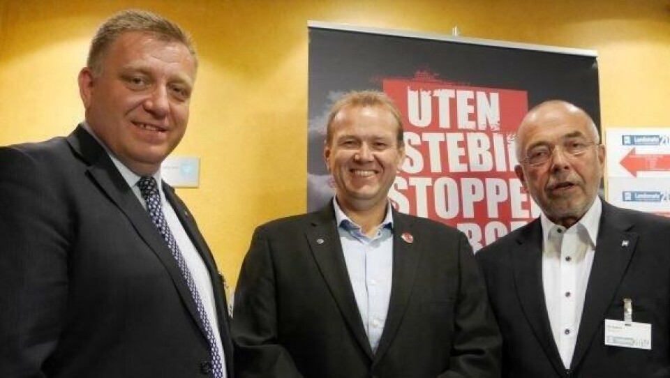 Geir A. Mo (t.v.) blir styreleder og Per Madsen styremedlem i Transportkompetanse, som her flankerer Svein Ove Vetrhus som fortsetter som hovedaksjonær og daglig leder.