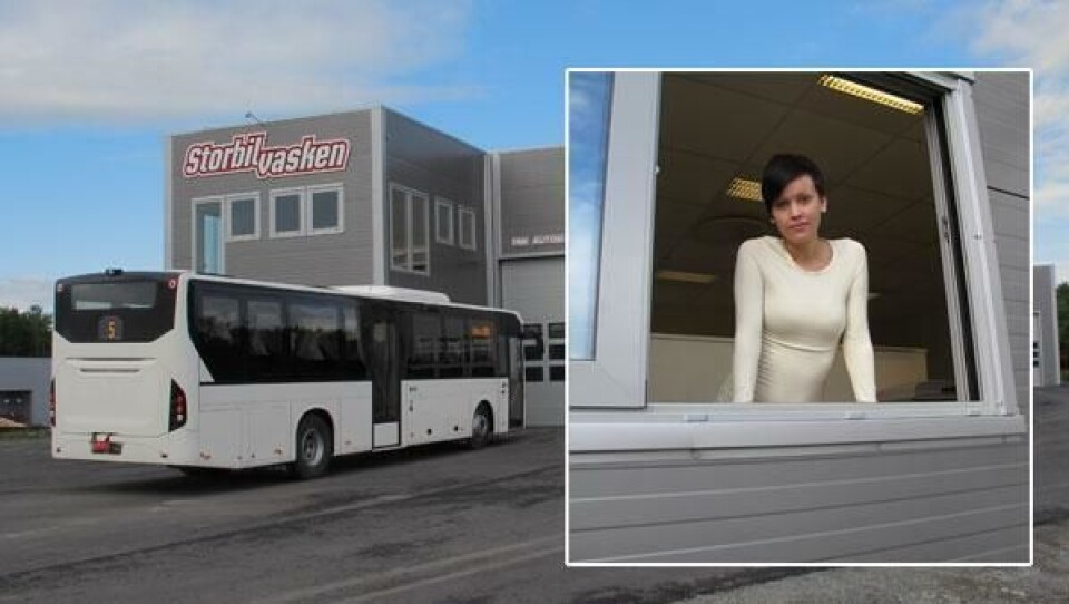 Jeanette Meljordshagen jobber på storbilvasken og kommer i kontakt med yrkessjåførene gjennom luken plassert i riktig tungbilhøyde på veggen. Med vaskekort klarer imidlertid de fleste seg på egenhånd.