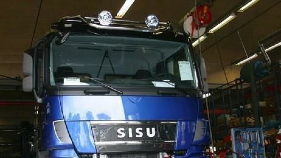 Her er den første serieproduserte Sisu Polar med nøkkelkomponenter fra Daimler nesten klar til å kjøre ut av fabrikkporten.