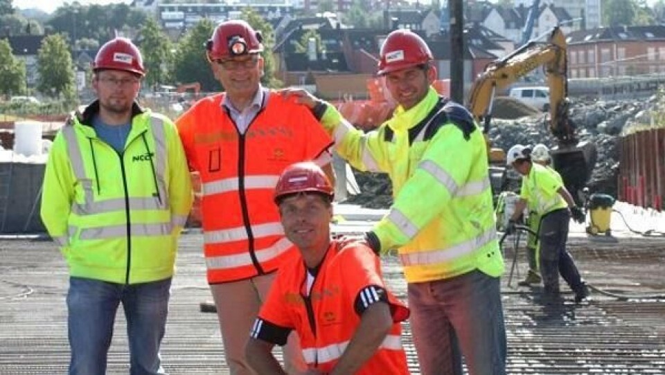 Siste takstøp på Strindheimtunnelen. Fra venstre Ketil Andersen i NCC, Anders Beitnes og Harald Inge Johnsen fra Statens vegvesen og Svein Arne Henriksen fra NCC.