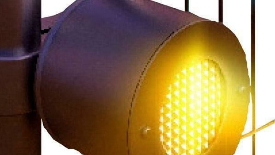 Denne LED-lampen festes på byggegjerder med spesialverktøy.
