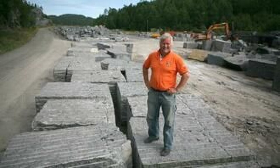 Torger Lingelem i Rocks of Norway gleder seg over ny avtale med Lundhs AS om leveranse av overskuddsstein fra larvikitt-bruddet i Malerød. Avtalen gir selskapet mulighet til å investere i ny steindelemaskin.