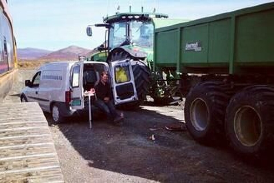 Fra Espen Smedås: Når det e #tskjortevær i sept. på #1050moh må det bære #grilles! #hjerkinn #johndeere #8360r #Caterpillar #330c #fjernstyrte #maskiner #Opel #rallycombo #gjermundshaug.no #gilde #størstgrill #Idun