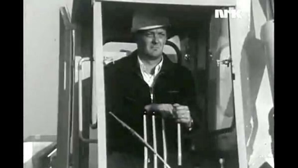 Erik Bye sitter selv ved spakene i en Brøyt gravemaskin i filmen.