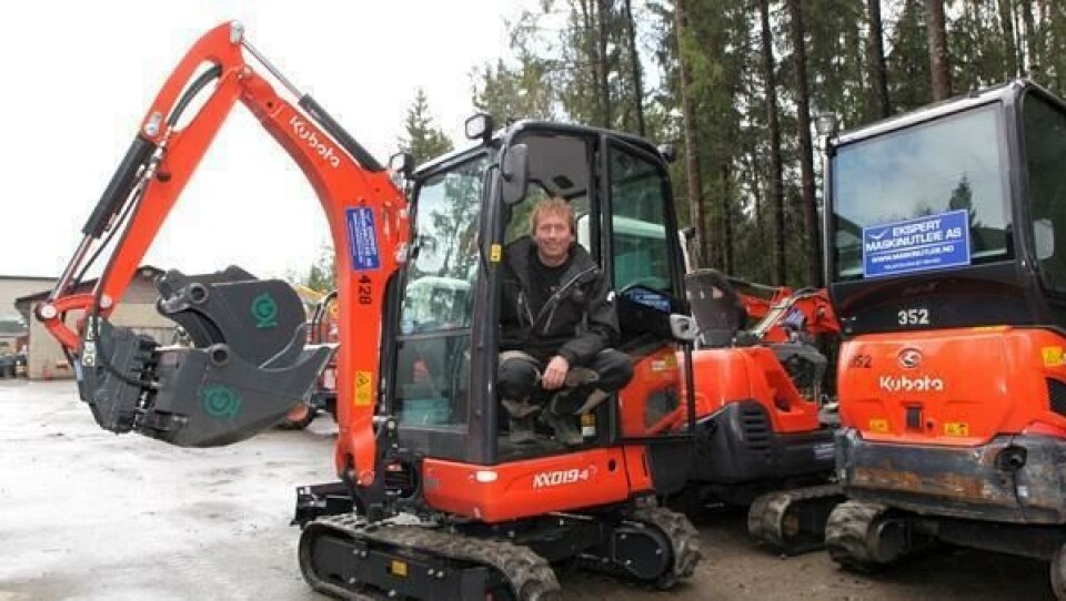 Daglig leder Kjell Sæter i Ekspert Maskinutleie AS i en av selskapets mange Kubota-gravere.
