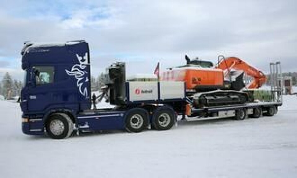 Scania R730 LA6X4NHB med maskinslep fra Istrail og Hitachi gravemaskin fra Nasta på hengeren.