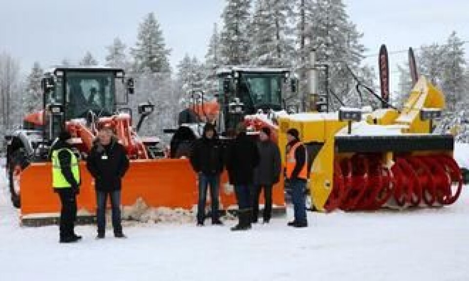 Hitachi ZW250-5 (21 tonn) med Øveraasen UTV 600-snøfreser påmontert en MTU-motor på 450 kW (600 hk), og Hitachi ZW180-3 (15 tonn), med en Tellefsdal klappvinge på 5,2 meters bredde. 15-tonneren kunne prøves. Øveraasen-freseren ble demonstrert på flystripen.