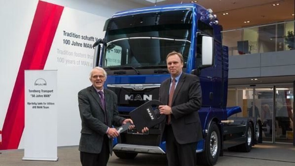Terje Tandberg (t.v.) mottar den symbolske nøkkelen til sin nye MAN med D38-motor fra adm. direktør Bård Stenberg i MAN Truck & Bus Norge AS.