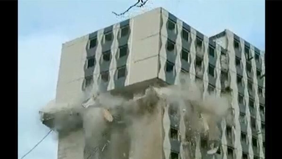 Røsker ned boligblokk