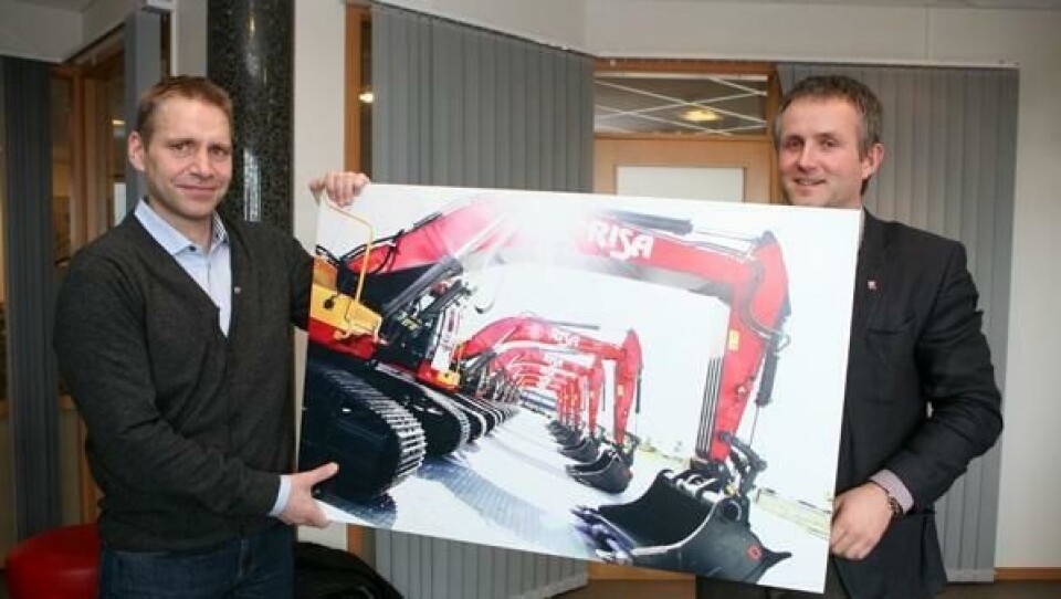 Distriktssjef i Volvo Maskin, Ove Folkvord (t.v.) og konsernsjef Bjørn Risa i Risa Konsern. Bildet er fra den forrige store signeringen de gjorde, i februar 2013.