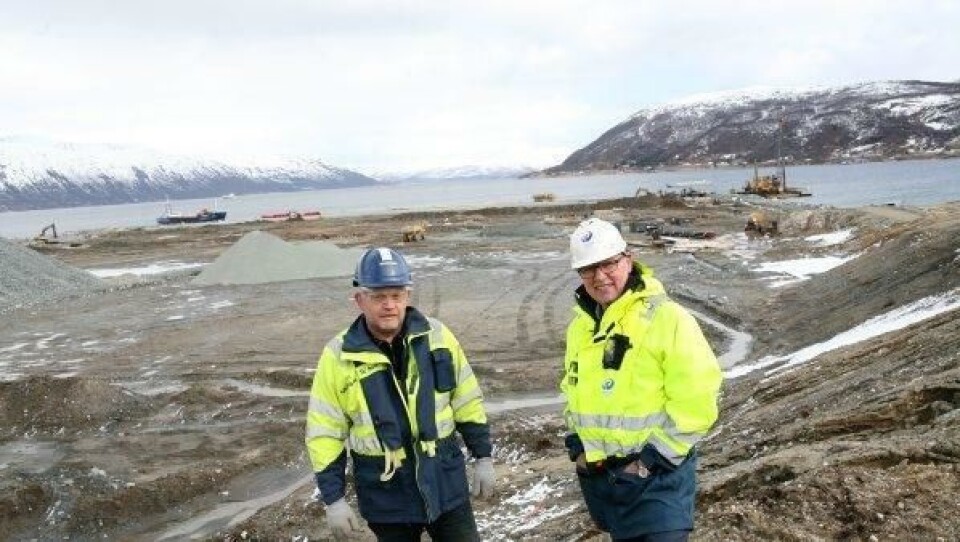 - Til høsten er oppdraget på Grøtsund utført, forteller Skanskas produksjonsleder Odd Arne Helvik (t.v.) til Tromsøs havnedirektør Halvar Pettersen.
