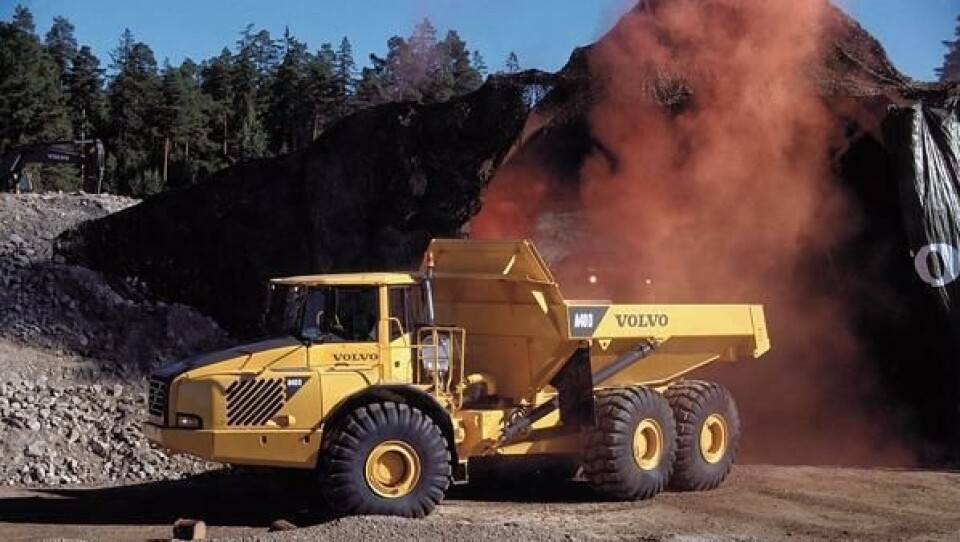 ...og ut av «ladden» i den kunstig oppbygde tunnelen kom A40D-dumperen.