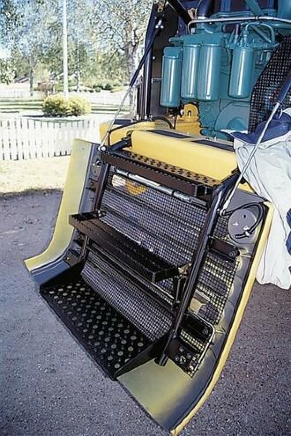 Trinn på innsiden av den nedfellbare grillen gjør det lett å komme til for service i motorrommet. En løsning som er inspirert av lastebilbransjen, eller...