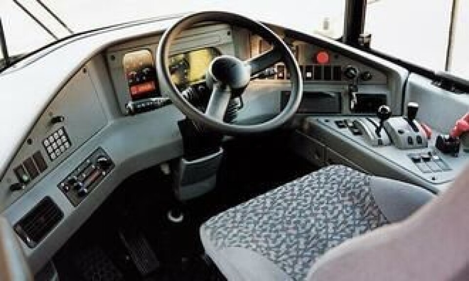 Det nye hytteinteriøret er både tiltalende og funksjonelt. Det er eget instruktørsete t.v. for førerstolen.