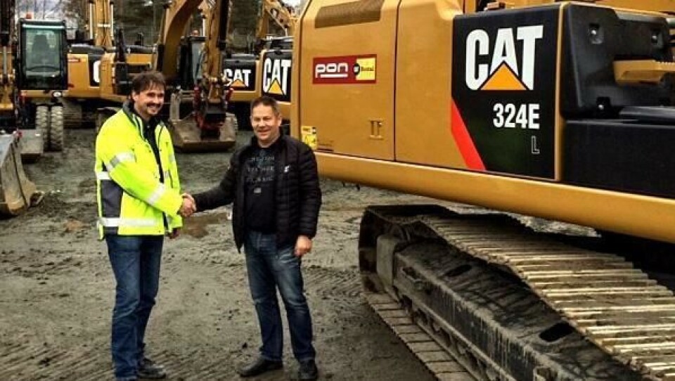 Maskinkoordinatoren i Reinertsen, Arne Lernes (t.v) og Jan Aksel Eriksen (t.h), avdelingsleder for Pon Rental med håndtrykk etter at den nye avtalen er i havn.
