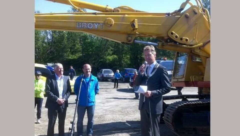 Ordfører i Tromsø, Jens Johan Hjort, flankert av messegeneral Herbjørn Nilssen(t.h.) og Ruben Jensen fra Nordnorske Entreprenørers Service- Organisasjon.