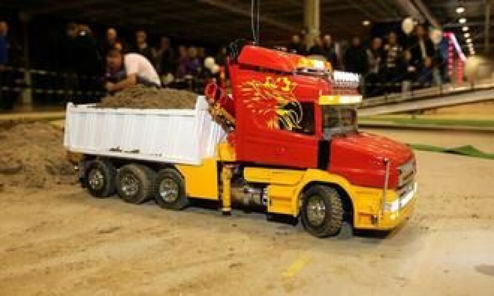 Fireakslet sekshjulsdreven Scania T580 med dumperkasse og kran.