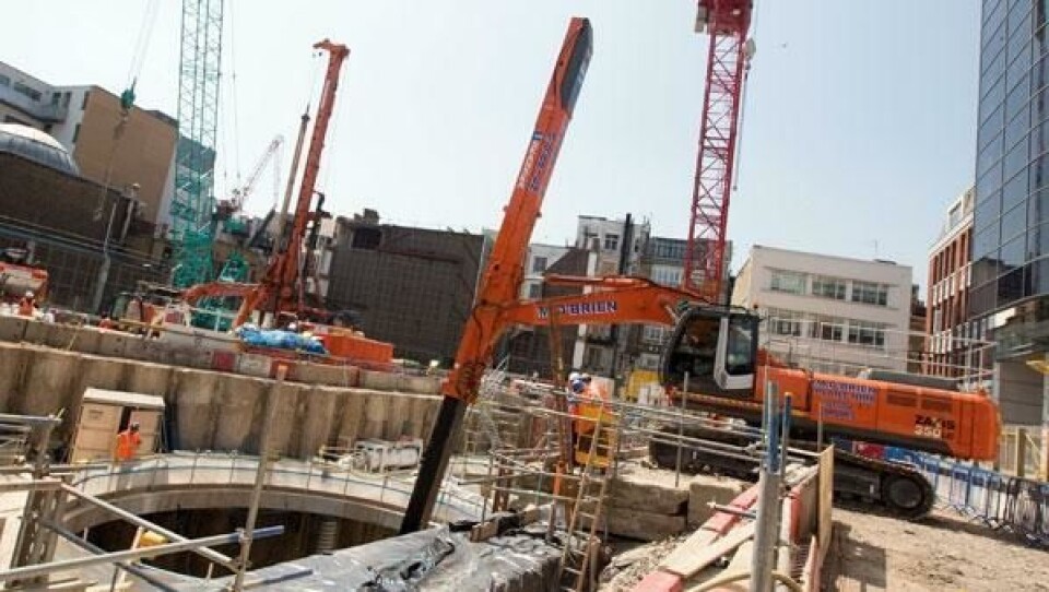 Fra sin plass i den fremskutte førerhytten kan føreren få oversikt over arbeidsplassen 25 meter nedenfor.