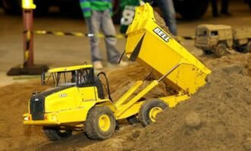 Etter å ha tippet, er denne Bell B50D i miniatyr igjen klar for påfyll.