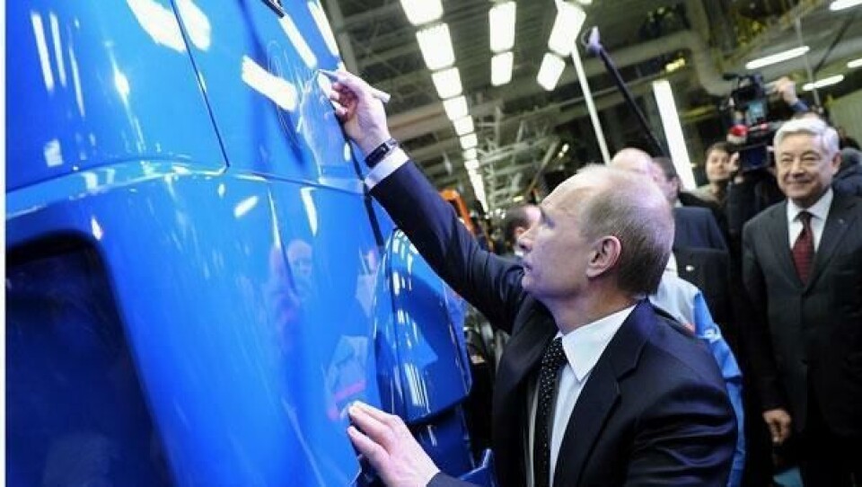 Putin setter signaturen sin på døren på Kamaz nummer to millioner.