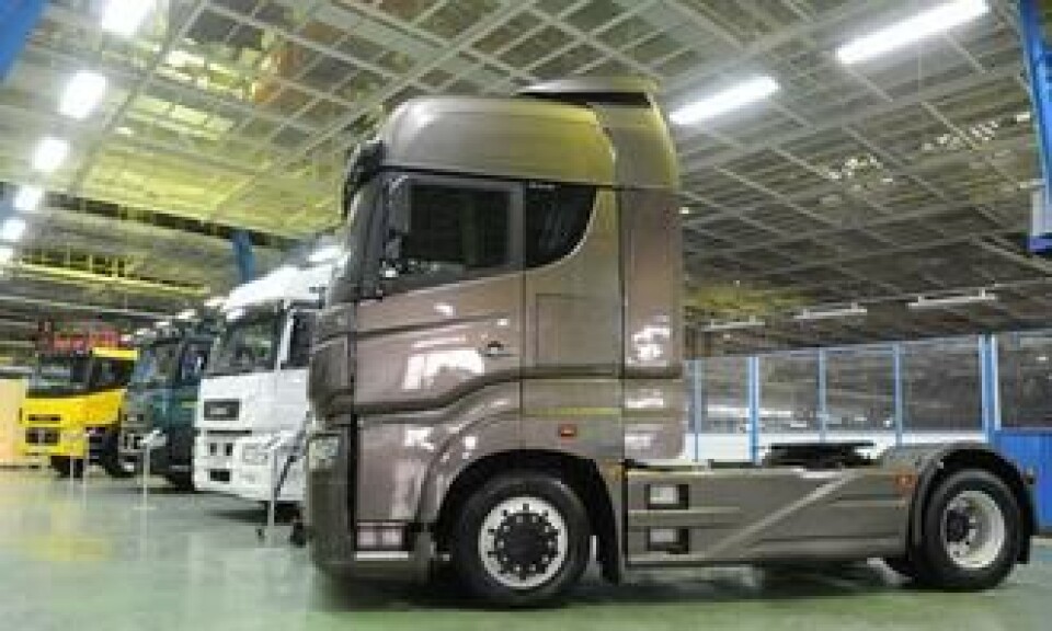 Glimt fra utstillingen arrangert eksklusivt for Putin. Den hvite bilen har Axor-førerhus, mens de øvrige lastebilene har nytt og gammelt Kamaz-førerhus.