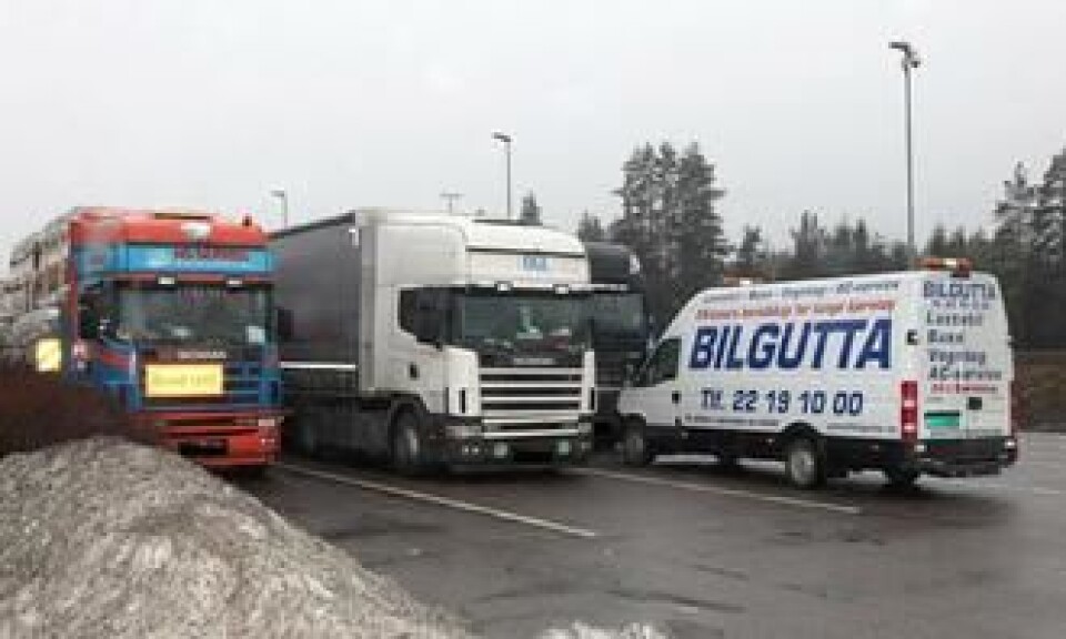 Servicebil på plass. Det var mange som ville ha hjelp av mekanikeren. Men bare den svarte svenskregistrerte DAF-en, der selskapet hadde bedt om hjelp, fikk hjelp. De andre kunne ikke stille med betaling på kontoen til Bilgutta.