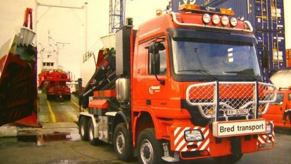 Sjåfør Rune Klakk rygger Statnett Transports nye Actros tungtrekkeren inn på ”M/V Elektron” for å hente transportriggen med den 230 tonn tunge trafoen.