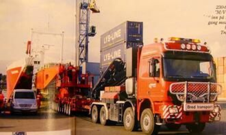 230-tonns trafo losses av 'M/V Elektron' og ruller inn på norsk jord for første gang med sjåfør Rune Klakk bak rattet i Statnett Transports nye Actros.