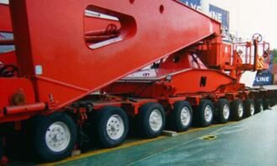 Hver av de to hengerdelene bemannes av to personer og er utstyrt med en egen dieselmotor for drift av hydraulikkanlegget.