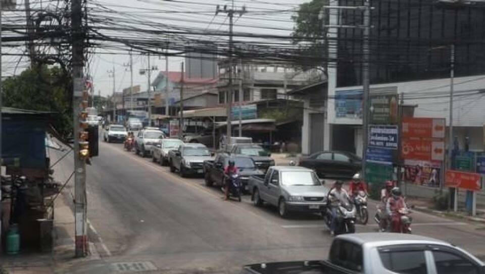 Det er relativt tett med pickuper i Thailand. Bildet forteller det meste.