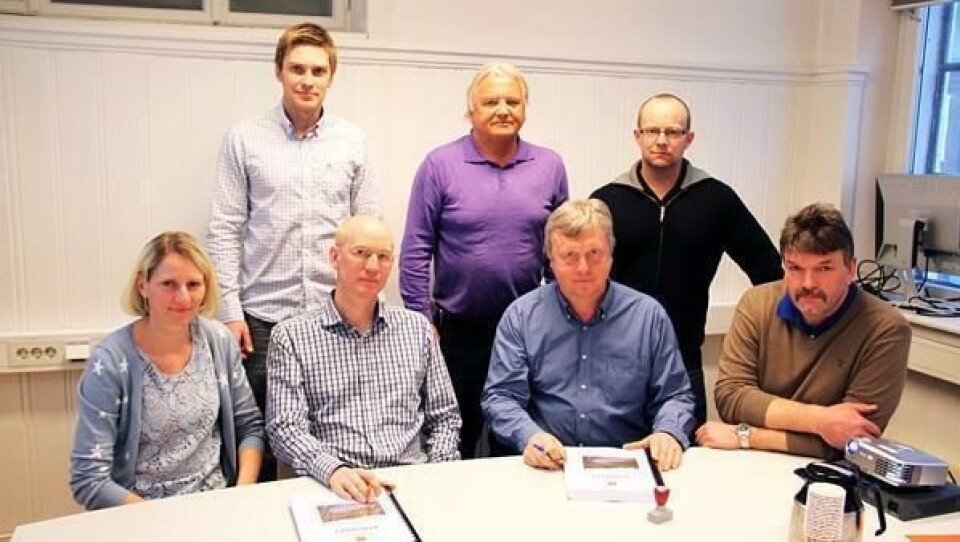Bak fv: Lars Sira (Statens vegvesen), Finn Sefaniassen (Peab) og Johan Hansson (Peab). Foran fv: Hanne Louise Moe (Statens vegvesen), Morten Moe (Peab), Svein Soknes (Statens vegvesen) og Olaf Rovik (Statens vegvesen).