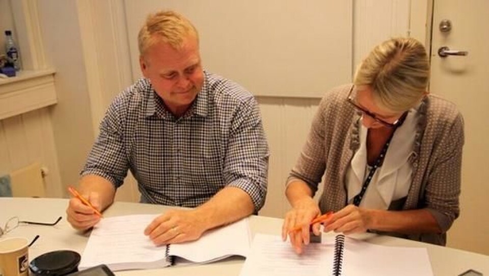 Olle Eurenius i PEAB og Hanne Louise Moe i Statens vegvesen signerer kontrakten om bygging av Krinsvassbrua.
