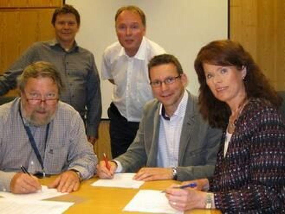 Her skjer signeringen av kontrakt for ny tverrvei og ombygging av Ringveien på Jessheim. I første rekke fra venstre ser vi seksjonsleder Bjørn Kåre Steinset (Statens vegvesen), distriktssjef Tor Oskar Rydheim (PEAB) og kommunaldirektør Siri Gauthun Kielland (Ullensaker kommune). I andre rekke fra venstre har vi Prosjektleder Stein Olav Haugen (PEAB) og byggeleder Alf Gotuholt (Statens vegvesen).