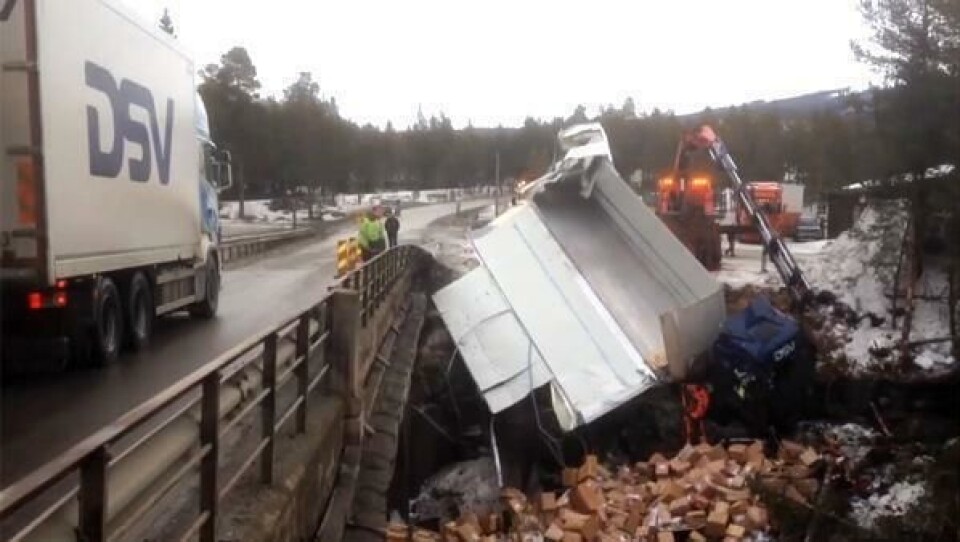 Pakkepost havnet i elva
