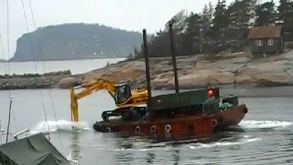 Padler med gravemaskin