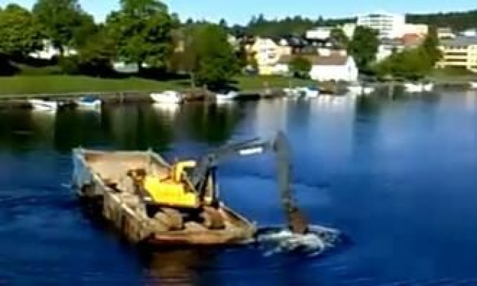 Padler med gravemaskin