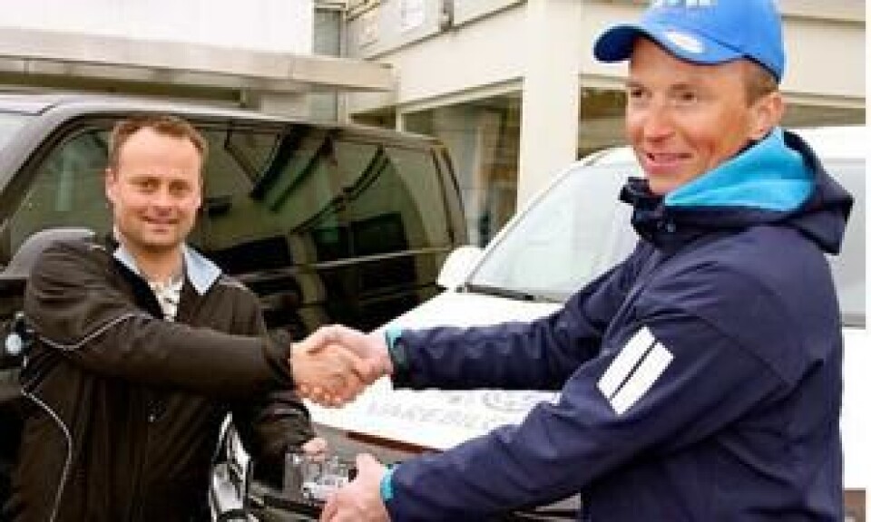 En Amarok modellbil som symbol på en plass i finalen ble overrakt til Altas beste varebilsjåfør Robin Henriksen av salgssjef Morten Haddal Alta Motor.
