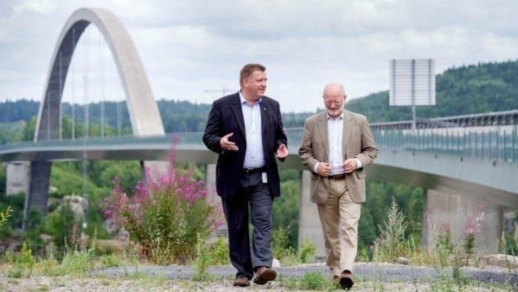 Erling Sæther forteller om lite omfang av kabotasje. Her i samtale med NLF-general Geir A. Mo (t.v.) på Svinesund. Erling Sæther forteller om lite omfang av kabotasje. Her i samtale med NLF-general Geir A. Mo (t.v.) på Svinesund.