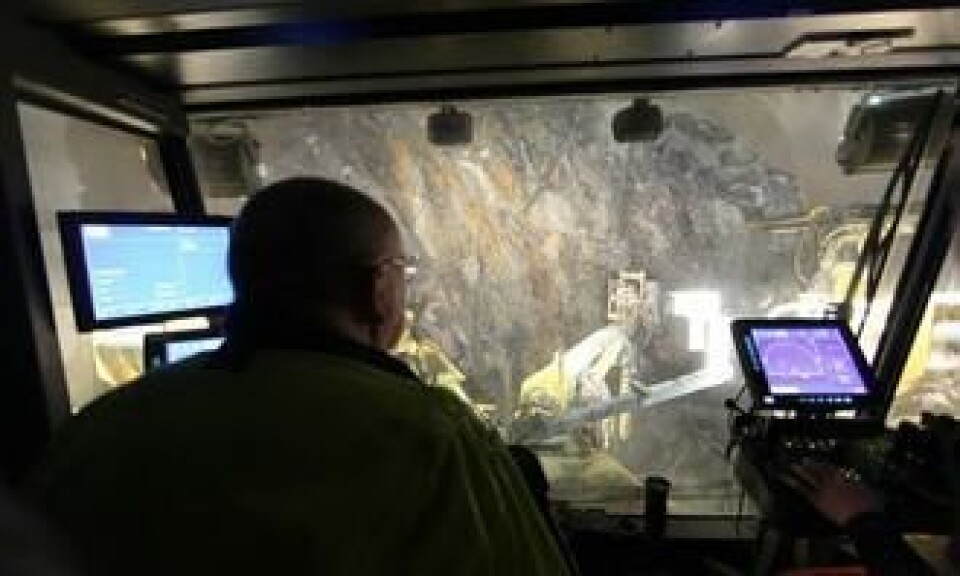 Tunnelbas Tommy Karlsson i førerhuset på boreriggen, en Atlas Copco XE3.