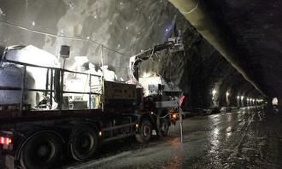 Et arbeidslag fra Slovakia fyller forankringshull med gysemasse.