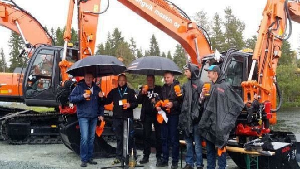 Nasta og Trangvik Maskin feiret kjøpet av den nye gravemaskinen i regnværet i Granåsen. Fra venstre: Eier Reidar Brennmoen, salgskonsulent i Nasta Kim Jørgen Moe, eier i Trangvik Maskin Arne Gjelten, maskinfører Jon Jarle Sæter, maskinfører Jon Axel Wardener og maskinfører Bård Østvang.