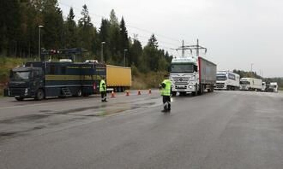Kø mot vekten. Bak scanner Tollvesenet lastebiler.